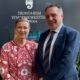 Foto av Cornelia Horn fra Hans Herman Horn stiftelse og forsvarsminister Tore Sandvik.