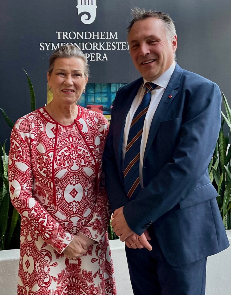 Foto av Cornelia Horn fra Hans Herman Horn stiftelse ved siden av forsvarsminister Tore Sandvik.